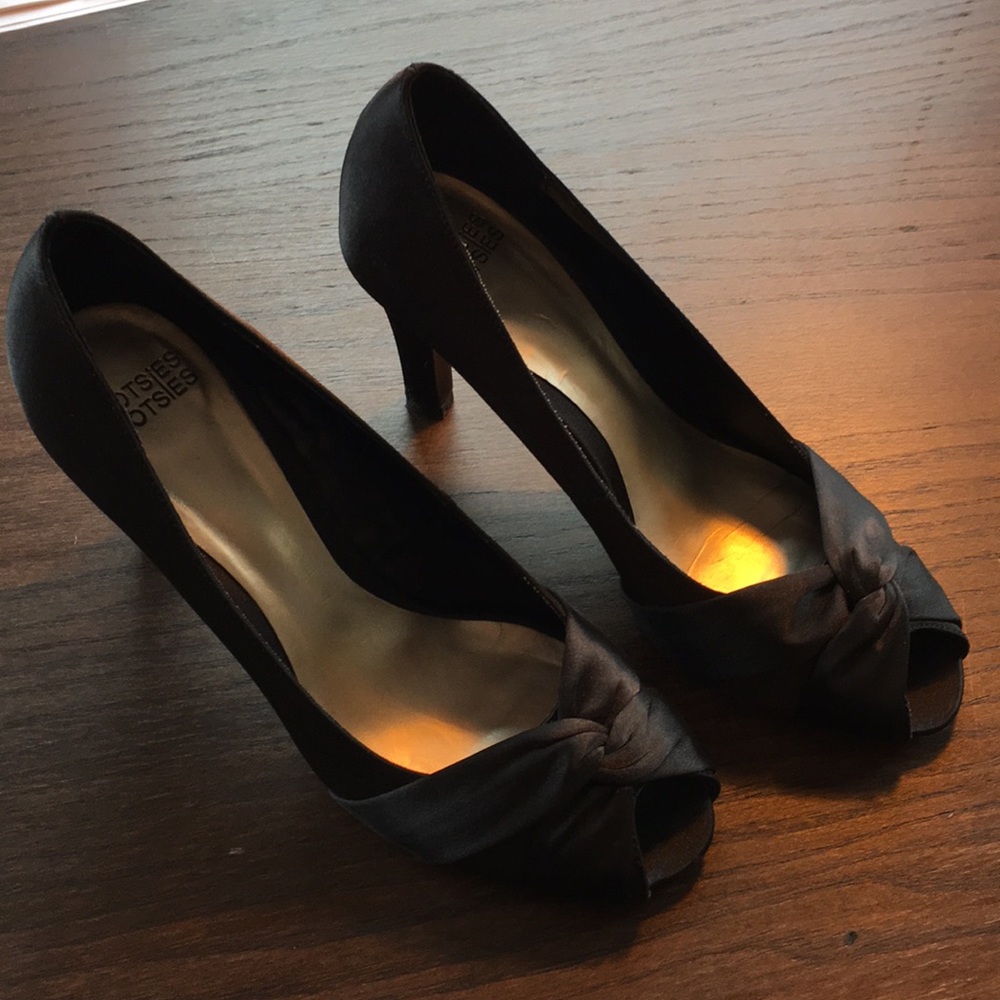 Mootsies Tootsies black satin size 7.5 pumps
